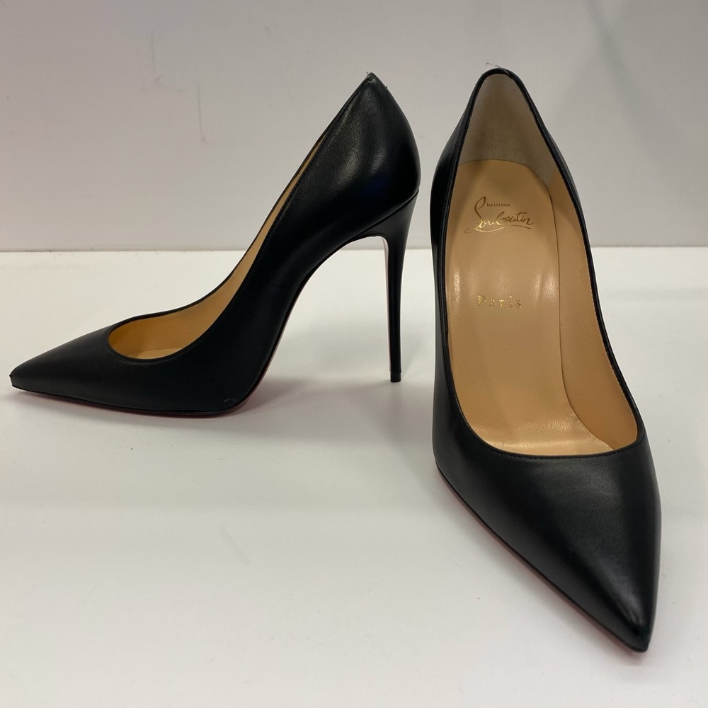 Worn 2-3 times! You should get 1/2 to a size up in these as they’re pointed toe